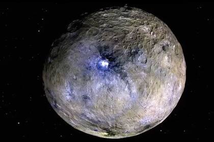 17/10/2023 Planeta enano Ceres.  Experimentos de impactos a hipervelocidad han aportado evidencia de que la intrigante materia orgánica descubierta en Ceres es autóctona y se formó probablemente en presencia de agua.  POLITICA INVESTIGACIÓN Y TECNOLOGÍA NASA