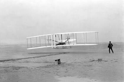 17/12/2020 Fotografía original del primer vuelo con motor de la historia el 17 de diciembre de 1903. A los mandos Orville Wright; a la derecha, su hermano Wilbur. POLITICA INVESTIGACIÓN Y TECNOLOGÍA BIBLIOTECA DEL CONGRESO DE LOS ESTADOS UNIDOS
