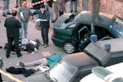 17/9/99: funcionarios policiales realizan diligencias entre las víctimas de la masacre de Villa Ramallo