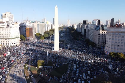 17A: La manifestación en el Obelisco desde el drone de LA NACION