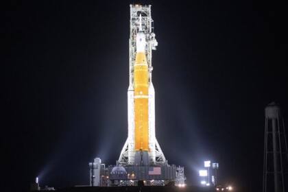 18-03-2022 Cohete SLS en la plataforma de lanzamiento del Centro Espacial Kennedy.  El nuevo megacohete lunar de la NASA con la cápula Orion de la misión Artemis I ha sido emplazado este 18 de marzo en el complejo de lanzamiento 39b en el Centro Espacial Kennedy de la NASA en Florida.  POLITICA INVESTIGACIÓN Y TECNOLOGÍA NASA