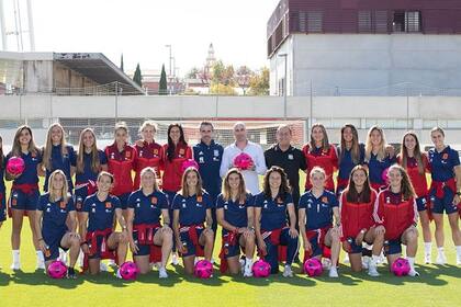 18-10-2021 Las jugadoras de la selección española femenina de fútbol posan con balones rosas junto a Luis Rubiales, Jorge Vilda y Rafael del Amo ESPAÑA EUROPA DEPORTES MADRID RFEF