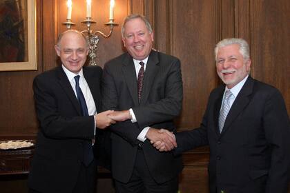 18 de febrero de 2009. El secretario estadounidense de Estado adjunto para Latinoamérica, Thomas Shannon junto al embajador de Argentina en Estados Unidos, Hector Timerman y el vicecanciller argentino, Victorio Tacetti, tras una reunión en la cancillería argentina, en Washington, DC