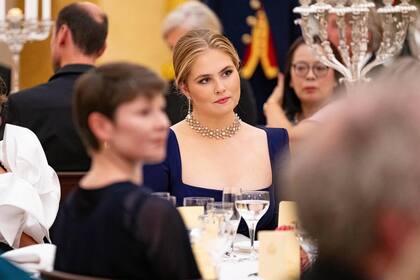 18 de septiembre. Durante el banquete en honor al Consejo de Estado en el Palacio Noordeinde en La Haya, la princesa lució un vestido de noche azul oscuro, de Alex Perry. Entre los accesorios, Amalia eligió los diamantes de la colección Van Oranjes, que fueron comprados en 1901 por la reina Emma como regalo de boda para su hija Guillermina,