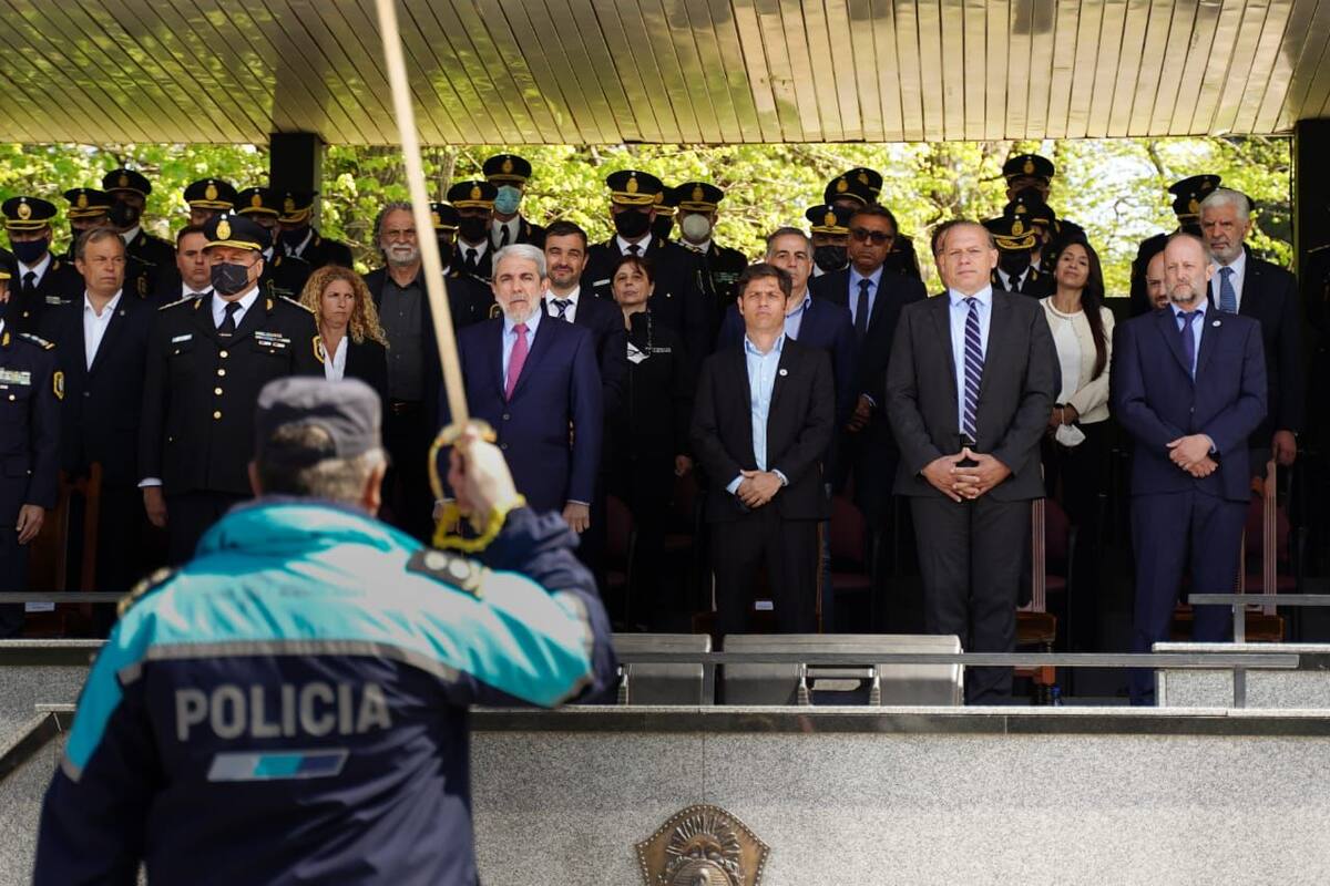 18 oct. 2021 Jura de Fidelidad a la Bandera Nacional de 8870 cadetes de la Escuela de Policía Juan Vucetich, Axel Kicillof junto a
Fernandez Anibal, Sergio Berni