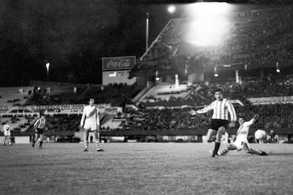 16) Verón en una postal del Monumental, que todavía no había cerrado completamente la herradura para las semifinales de la Libertadores del 70