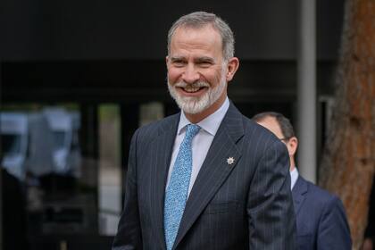 18/03/2024 El Rey Felipe VI a su llagada a la entrega del VIII Premio Reino de España a la Trayectoria Empresarial (Iese) al presidente y fundador de Mango, Isak Andic, en el IESE Business School Barcelona Campus Norte, a 18 de marzo de 2024, en Barcelona, Catalunya (España). El Rey Felipe VI ha entregado la octava edición del Premio Reino de España a la Trayectoria Empresarial a Isak Andic, cofundador y presidente de Mango, que ha logrado, tras casi cuatro décadas, convertir Mango en una de las más importantes multinacionales de España en el sector de la moda. Actualmente, Mango cuenta con más de 2.560 establecimientos en 115 países y más de 14.000 empleados. En 2022 logró un récord histórico de ventas, 2.688 millones (un 20% más que en 2021) y una facturación inédita con un beneficio neto de 81 millones (67,5 el pasado año). POLITICA Lorena Sopêna - Europa Press