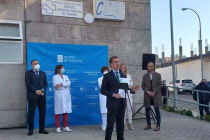 18/04/2022 El líder del PP y presidente de la Xunta, Alberto Núñez Feijóo, visita un centro de salud en O Porriño (Pontevedra), donde atiende a los medios de comunicación. EUROPA ESPAÑA POLÍTICA