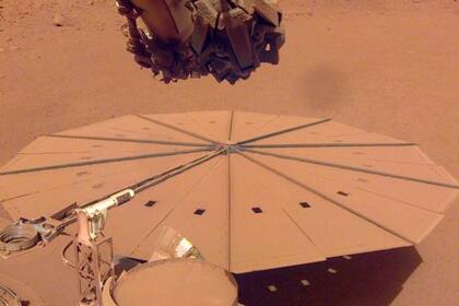 18/05/2022 InSight capturó esta imagen de uno de sus paneles solares cubiertos de polvo el 24 de abril de 2022, el día marciano número 1211, o sol, de la misión. POLITICA INVESTIGACIÓN Y TECNOLOGÍA NASA/JPL-CALTECH
