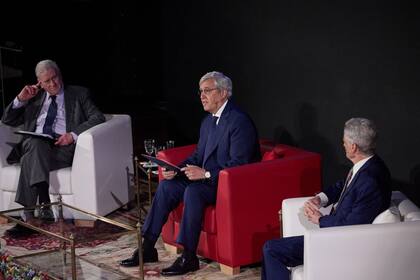 18/05/2023 (I-D) El director general del Centro Nacional de Investigaciones Cardiovasculares (CNIC) en Madrid, Valentín Fuster; el periodista Ernesto Sáenz de Buruaga; el psiquiatra e investigador Luis Rojas Marcos; durante uno de los diálogos con motivo del 125 aniversario del Colegio de Médicos de Madrid, en su sede, a 18 de mayo de 2023, en Madrid (España). El Ilustre Colegio Oficial de Médicos de Madrid es la denominación oficial de la institución que agrupa a todos los médicos que ejercen de forma legal en la Comunidad de Madrid. Se fundó en 1893, siendo su primer presidente Julián Calleja Sánchez. SALUD Jesús Hellín - Europa Press