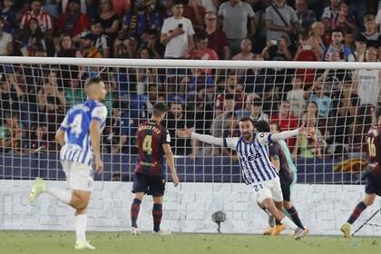 18/06/2023 Los futbolistas del Deportivo Alavés celebran el gol del ascenso frente al Levante. EUROPA ESPAÑA DEPORTES LALIGA