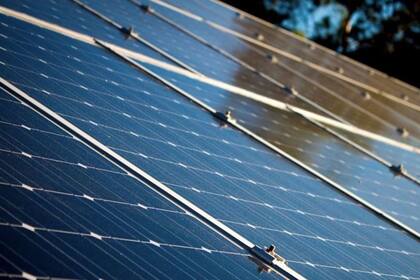 18/10/2023 Placas fotovoltaicas. Es posible que el mundo haya cruzado un "punto de inflexión" que inevitablemente hará de la energía solar nuestra principal fuente de energía. POLITICA INVESTIGACIÓN Y TECNOLOGÍA UNIVERSIDAD DE EXETER