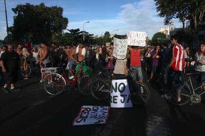 18.30 Unas 150 personas, entre feriantes, vecinos y militantes, se congregaron en Campichuelo y Díaz Vélez para protestar contra el enrejado del parque