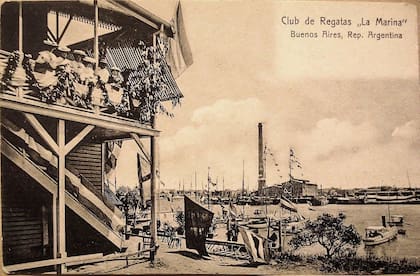 1886, epidemia de cólera: las sedes se convierten en morgues y el Estado ordena incendiarlas. Los clubes lo pierden todo. Obligado a empezar de cero, La Marina se traslada al Tigre, elige nuevas tierras -el actual predio, entonces una isla- y renace después de la peste