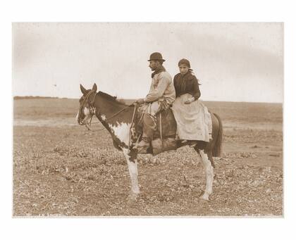 1891. La china enancada en el overo, estancia San Juan, hoy parque Pereyra Iraola.