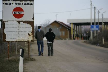19-02-2008 Vista de la frontera entre Serbia y Kosovo.  Las autoridades de Kosovo han denunciado dos ataques contra oficinas gestionadas por el Ministerio del Interior en el norte del territorio, un punto de conflicto tras la prohibición kosovar del acceso a la zona de vehículos con matrícula serbia.  POLITICA CARSTEN KOALL