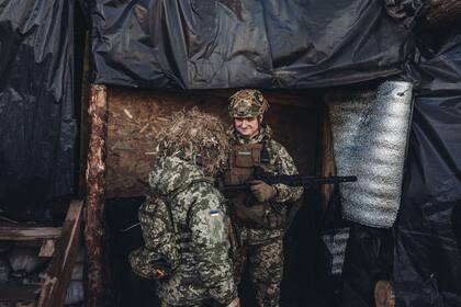 19-02-2022 Dos soldados, del ejército ucraniano, conversan en la línea del frente, a 19 de febrero de 2022, en Avdiivka, Oblast de Donetsk (Ucrania). Las autoridades de las autoproclamadas repúblicas de Donetsk y Lugansk han anunciado el estado de movilización general que impone la activación de todos los reservistas y la transformación de la economía con vistas a un conflicto armado. La tensión de los últimos meses por la acumulación de tropas rusas en la frontera con Ucrania, sumado a la consiguiente intensificación de las operaciones de la OTAN han acabado por desbordar de nuevo el conflicto en el este del país, que enfrenta a las autoridades de Kiev con estas dos zonas separatistas, afines a Rusia. POLITICA Diego Herrera - Europa Press