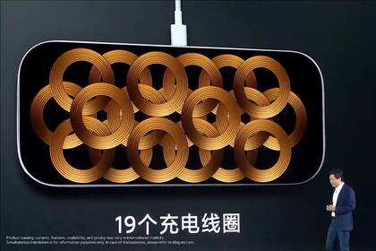 19 bobinas en la base de carga de Xiaomi; la compañía dice que logró resolver el problema de sobrecalentamiento durante su uso que frenó a Apple frente a un diseño similar