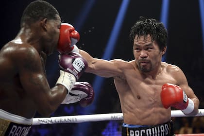 19 de enero de 2019; Las Vegas, NV, Estados Unidos; Manny Pacquiao y Adrien Broner durante un combate por el título mundial de peso welter de la AMB en el MGM Grand Garden Arena. Pacquiao ganó por decisión unánime.