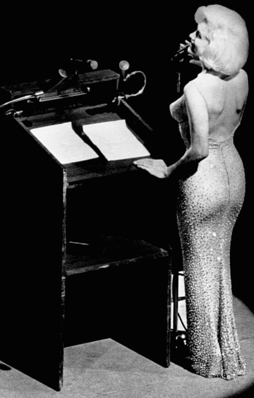 19 de mayo de 1962, Madison Square Garden, Manhattan. Marilyn Monroe sube al escenario para cantar "Cumpleaños Feliz" al presidente John F. Kennedy