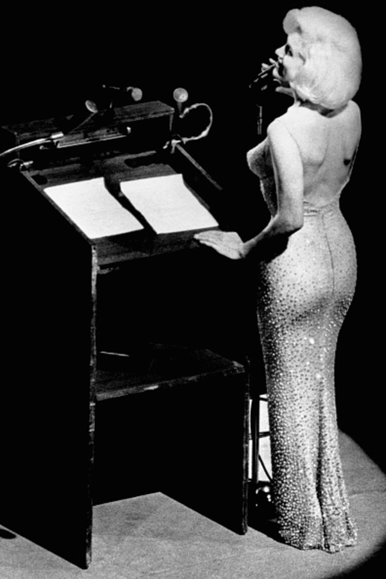 19 de mayo de 1962, Madison Square Garden, Manhattan. Marilyn Monroe sube al escenario para cantar "Cumpleaños Feliz" al presidente John F. Kennedy