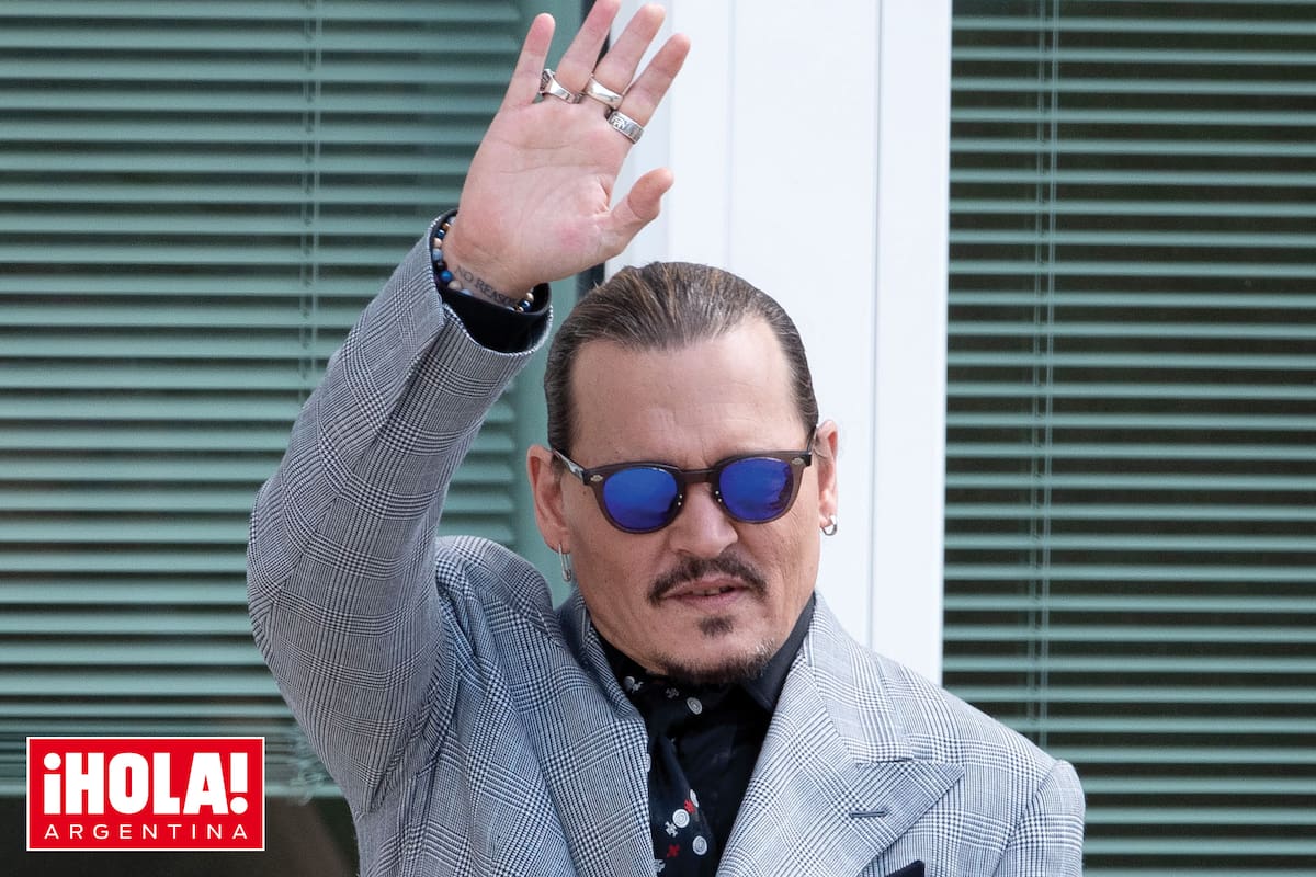 19 de mayo. El actor saluda a sus fans al salir del juzgado de Fairfax, Virginia.