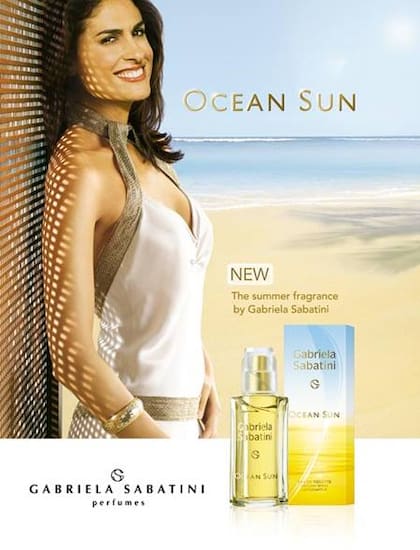 19) Una muestra de la popularidad internacional de Sabatini, que lanzó su línea de perfumes en mayo de 1989 y la conserva hasta la actualidad. La idea inicial fue de una empresa alemana.