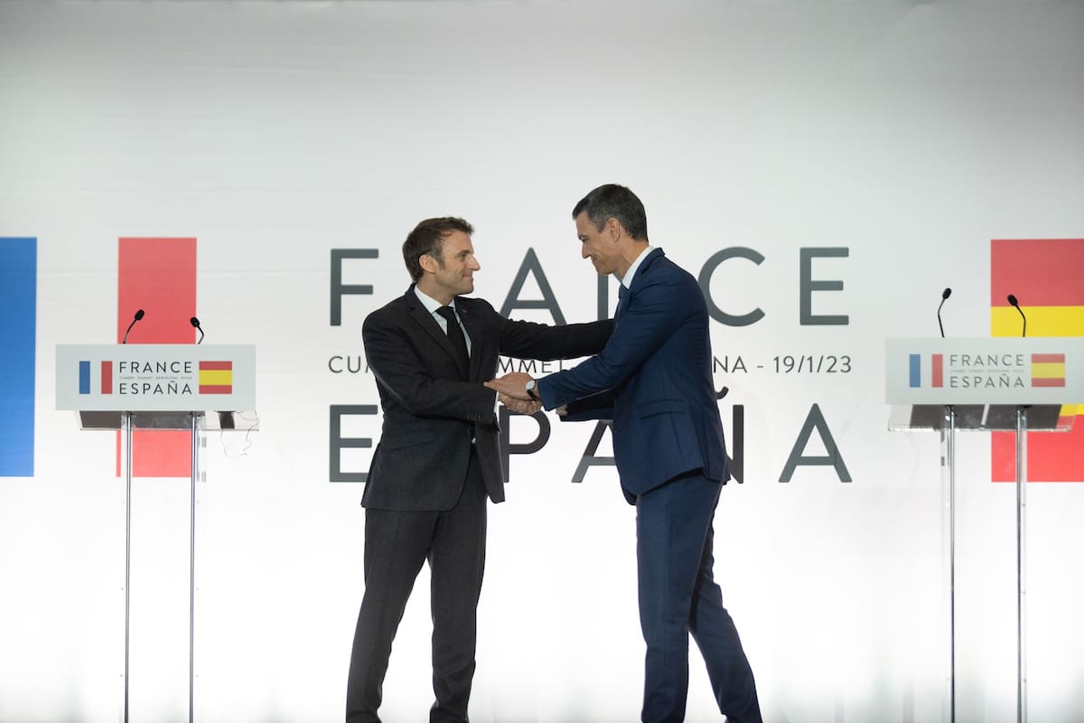 19/01/2023 El presidente de Francia, Emmanuel Macron (i) y el presidente del Gobierno, Pedro Sánchez (d), posan tras la firma de un Tratado de Amistad entre sus respectivos países, durante la XXVII Cumbre Hispano-Francesa, en el Museo Nacional de Arte de Cataluña (MNAC), sede de la Cumbre, a 19 de enero de 2023, en Barcelona, Catalunya (España). Los presidentes de los Gobiernos de España y Francia sellan el mayor acuerdo de cooperación y amistad entre ambos países. Mientras se celebra la cumbre, en la que participa el presidente del Govern, hay protestas del independentismo contra la Cumbre. Tanto el Gobierno español como el francés han restado importancia a estas movilizaciones y han defensido que la elección de Barcelona es adecuada al ser la ciudad condal desde la que parta el futuro hidroducto del proyecto H2MED que llegará hasta Marsella. POLITICA David Zorrakino - Europa Press