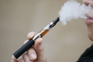 La nueva ley del tabaco prohíbe fumar a los menores y hacerlo en playas, terrazas y campus universitarios