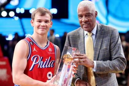19/02/2023 El base de Philadelphia 76ers Mac McClung recibe el trofeo del concurso de mates del All-Star de la NBA de manos de Julius Erving NORTEAMÉRICA DEPORTES ESTADOS UNIDOS NBA