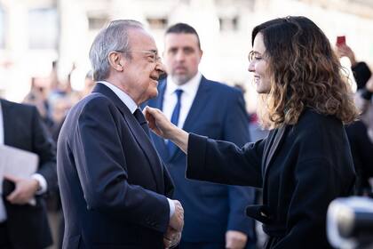19/02/2024 La presidenta de la Comunidad de Madrid, Isabel Díaz Ayuso, saluda al presidente ejecutivo del Grupo ACS, Florentino Pérez, antes de recibir al equipo, directiva y cuerpo técnico del Real Madrid, en la Real Casa de Correos, a 19 de febrero de 2024, en Madrid (España). El Real Madrid se hizo con la Copa del Rey de Baloncesto tras vencer (96-85) al Barça, cuatro años después de ganarla por última vez. DEPORTES Diego Radamés - Europa Press