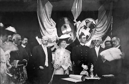 1904. Inaugración del asilo Humberto I. Están presentes el presidente de la Nación Julio A. Roca, los padrinos, el Duque de los Abruzzos y la señora Bottaro Costa, Antonio Devoto y el arquitecto Buschiazzo.