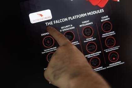 19/07/2024 Un trabajador de oficina señala el problema de actualización de Crowdstrike, a 19 de julio de 2024, en Madrid (España). Un problema de actualización de la empresa de seguridad cibernética Crowdstrike provoca la caída de Microsoft, Aena y otras empresas del sector energético, bancario y medios de comunicación. La caída de Microsoft por el fallo de una actualización ha provocado disrupciones aéreas a nivel global a primera hora de hoy, imposibilitando a gestores aeroportuarios y operadores realizar los procesos de facturación o embarque con normalidad en una fecha clave de temporada alta. POLITICA Eduardo Parra - Europa Press