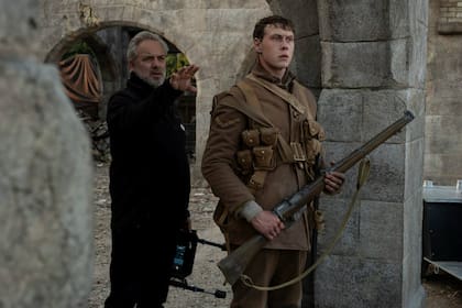 Mendes dirigiendo a George McKay en una escena del film, de un virtuosismo técnico encomiable