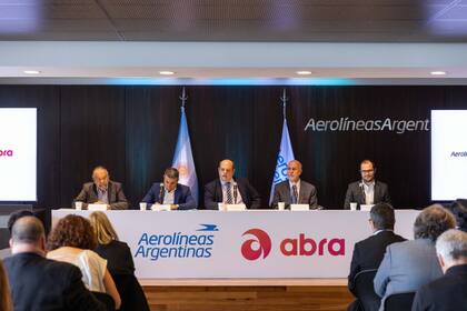19/10/2023 Aerolíneas Argentina se integra al Grupo Abra, el holding formado por las compañías aéreas Gol y Avianca ECONOMIA AEROLÍNEAS ARGENTINAS