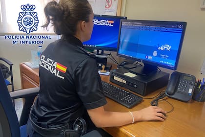 19/12/2023 Imagen de recurso de una agente de la Policía frente a su ordenador. POLITICA ANDALUCÍA ESPAÑA EUROPA SEVILLA POLICÍA NACIONAL