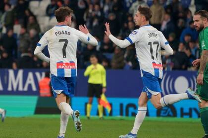 19/12/2023 Javi Puado celebra con Jofre el 3-3 del Espanyol ante el Burgos en LaLiga Hypermotion 2023-2024 CATALUÑA ESPAÑA EUROPA DEPORTES BARCELONA PRENSA LALIGA