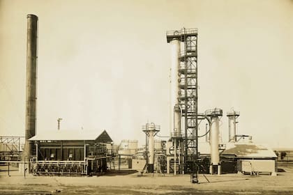 1921: PRIMER POZO EN YACIMIENTO DIADEMA (CHUBUT). EN 1925, SHELL ENCONTRO PETROLEO A 784 METROS DE PROFUNDIDAD