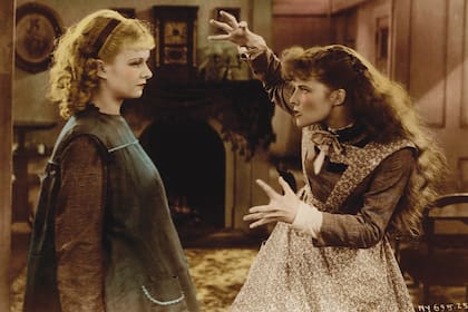 1933. Protagonizada por Katharine Hepburn, fue la primera versión hablada de Mujercitas; las dos anteriores habían sido mudas