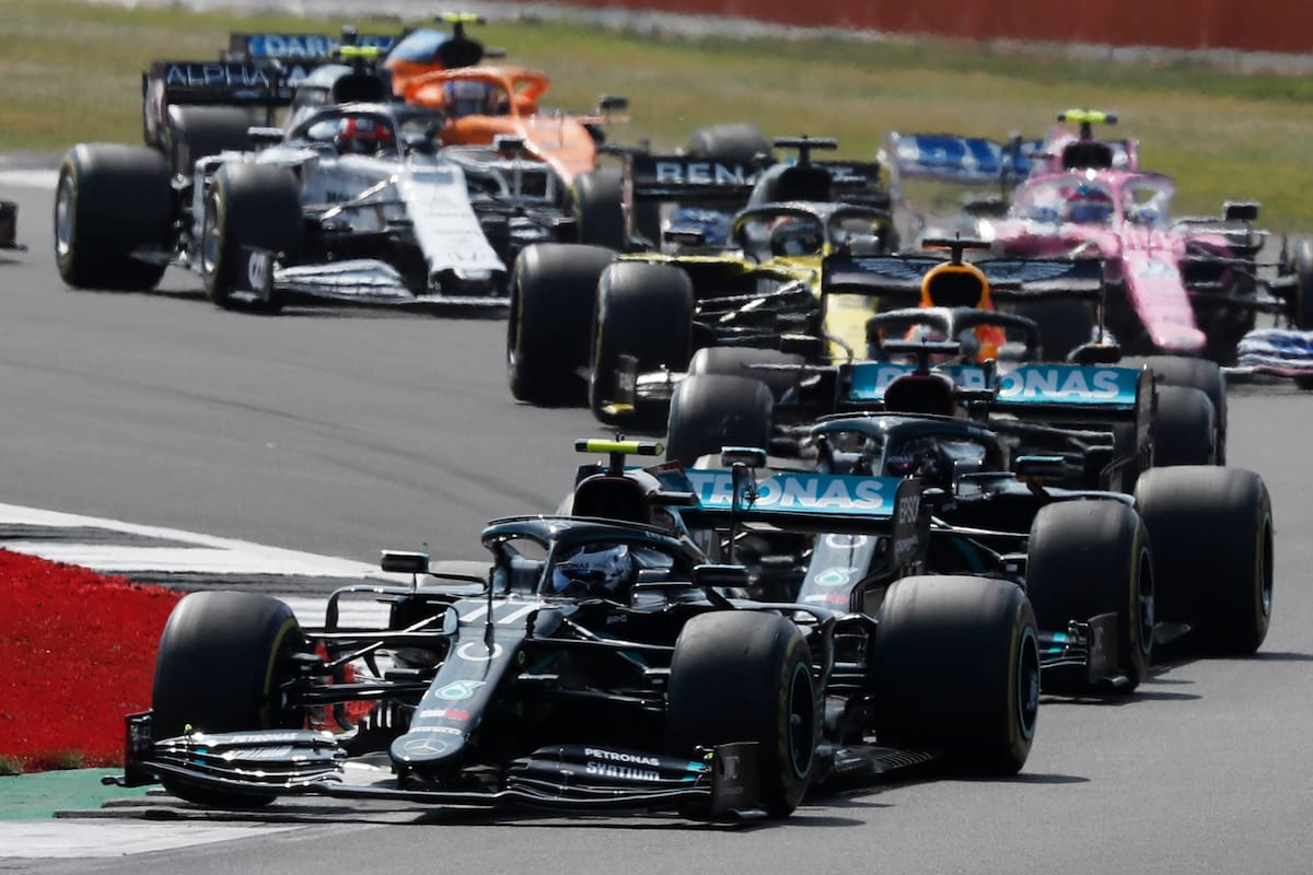 194/5000 Fórmula Uno F1 - Gran Premio del 70 ° Aniversario - Circuito de Silverstone, Silverstone, Gran Bretaña - 9 de agosto de 2020 Valtteri Bottas de Mercedes lidera el inicio de la carrera.
