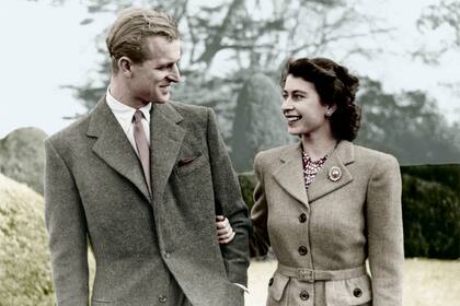 1947. La joven princesa Isabel y el príncipe Felipe, duque de Edimburgo, disfrutan de un paseo durante su luna de miel en Broadlands, Romsey, Hampshire.
