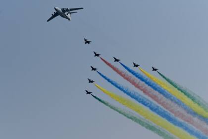 Varios helicópteros y aviones volaron sobre la ciudad.