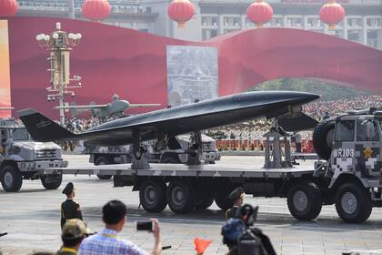 Un gran dron furtivo en forma de ala delta, que podría transportar misiles o seguir la pista de navíos extranjeros.
