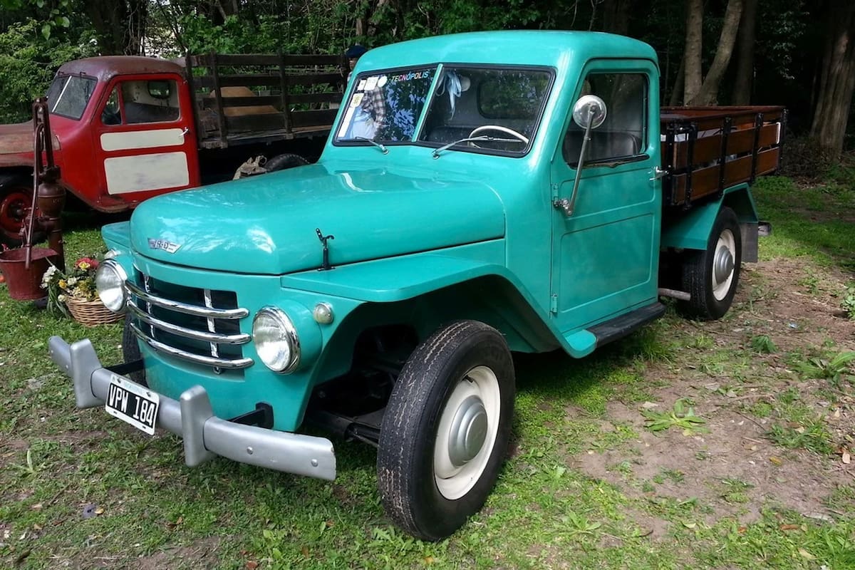 1952-1980. El Rastrojero original, tal como se lo fabricó hasta 1964: parabrisas partido, guardabarros estilo TC y motor Borgward diésel