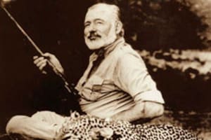 1953. Hemingway posa con un leopardo cazado por él mismo. La caza mayor, los toros, las mujeres y la bebida fueron sus grandes pasiones
