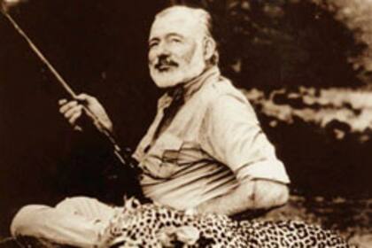 1953. Hemingway posa con un leopardo cazado por él mismo. La caza mayor, los toros, las mujeres y la bebida fueron sus grandes pasiones