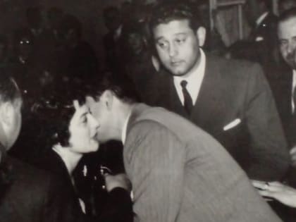 1961: Dora Calo se despide de Juan José Favaloro, mientras René espera para poder hacer lo mismo