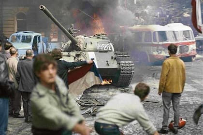 1968: en el centro de Praga, los checoslovacos desafiaron los tanques rusos