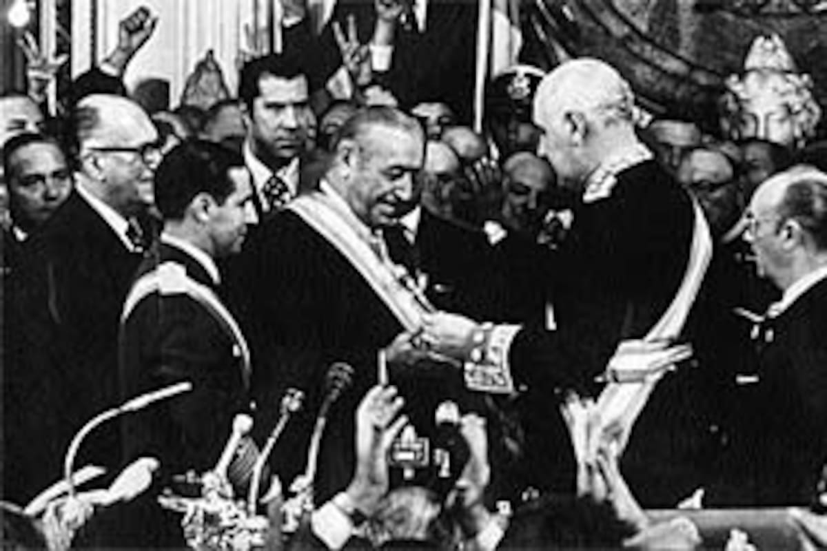 1973: Regreso a la democracia. El 25 de mayo de 1973, el Dr. Héctor Cámpora, presidente electo, recibe de manos del Teniente General Alejandro Agustín Lanusse el bastón de mando