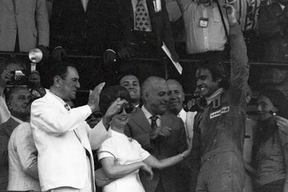 1974: aunque se le escapó la carrera en el final, Carlos Reutemann fue recibido por Juan Domingo Perón en el palco del autódromo de Buenos Aires, junto con Isabelita y López Rega